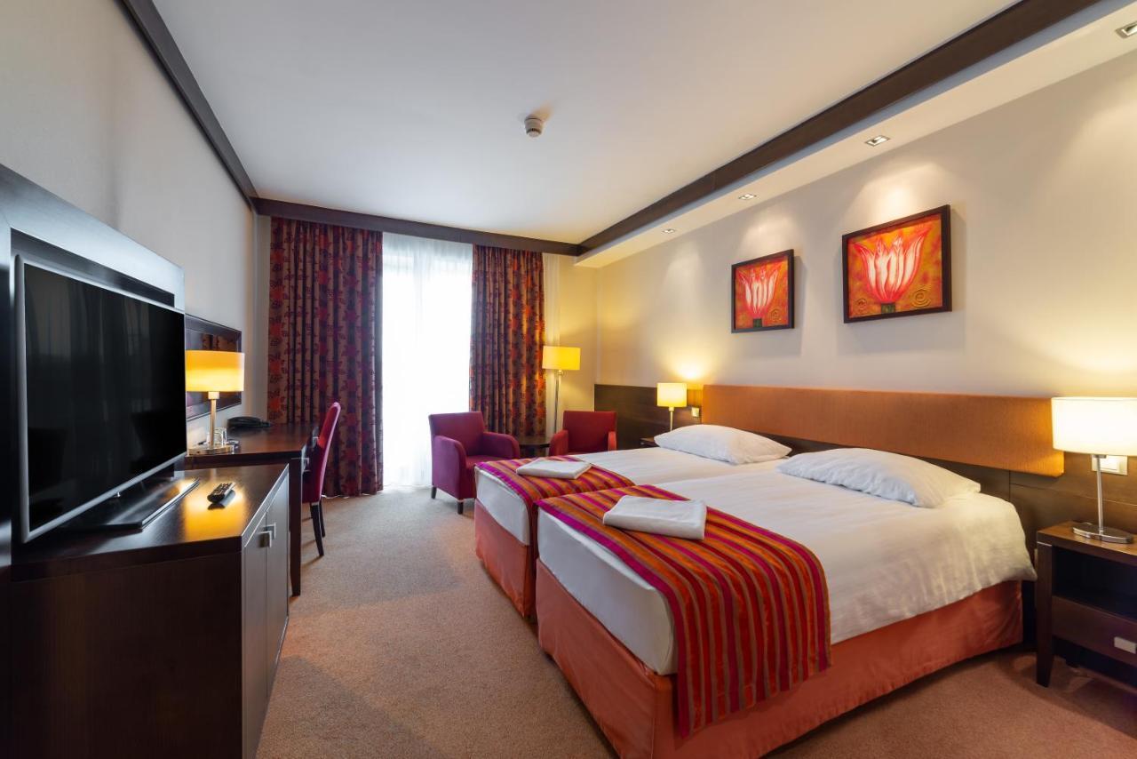 Hotel Pagony Wellness Nyiregyhaza Ngoại thất bức ảnh